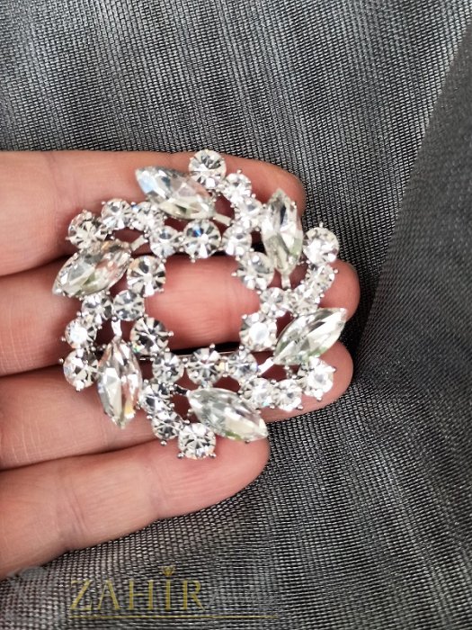 Дамски бижута - Красива овална кристална брошка с изящни бели фасетни камъни, размери 4,5 на 4,5 см, сребриста основа - B1270